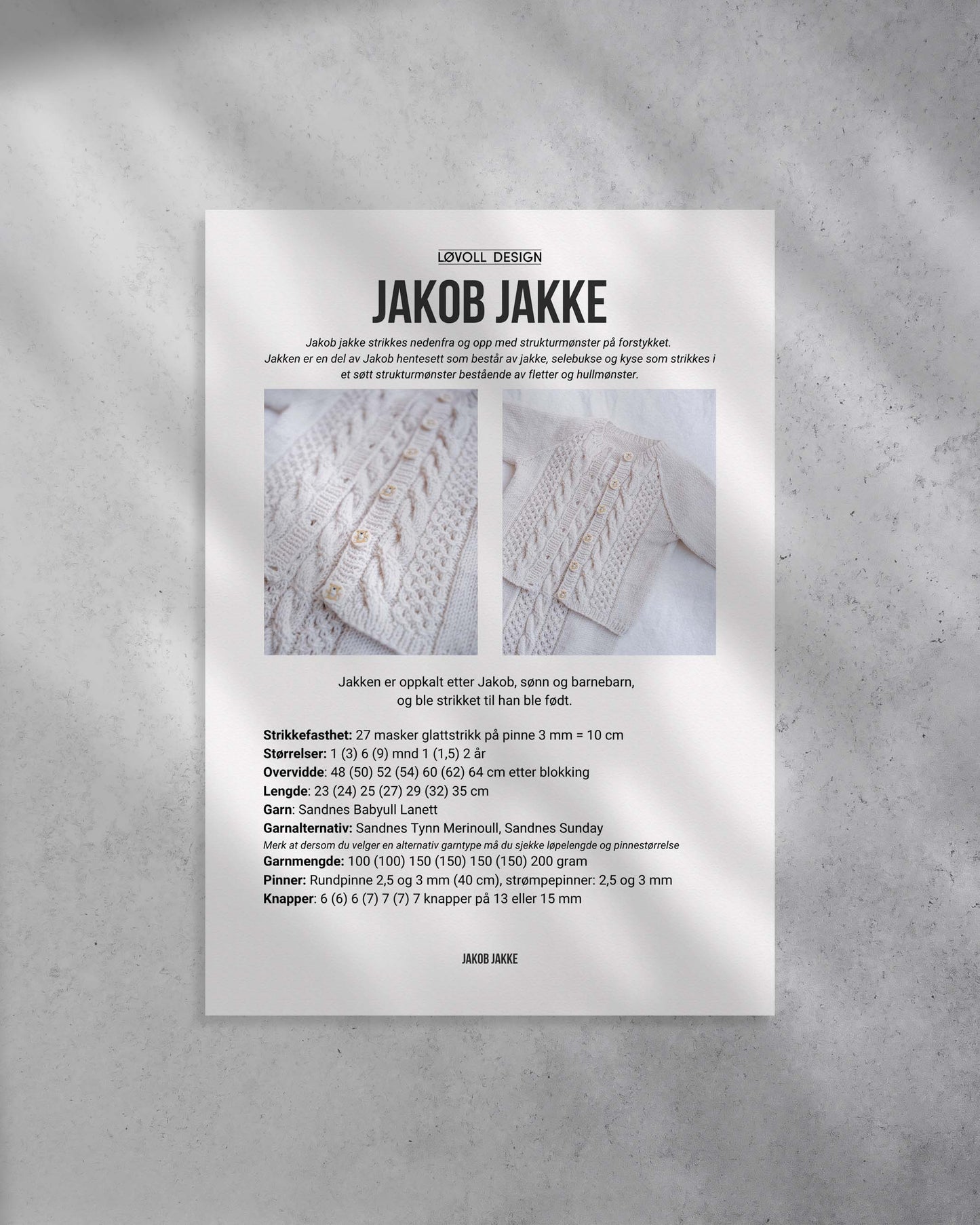 Jakob jakke strikkes nedenfra og opp med strukturmønster på forstykket. Jakken er en del av Jakob hentesett som består av jakke, selebukse og kyse som strikkes i et søtt strukturmønster bestående av fletter og hullmønster. Forside av strikkeoppskrift