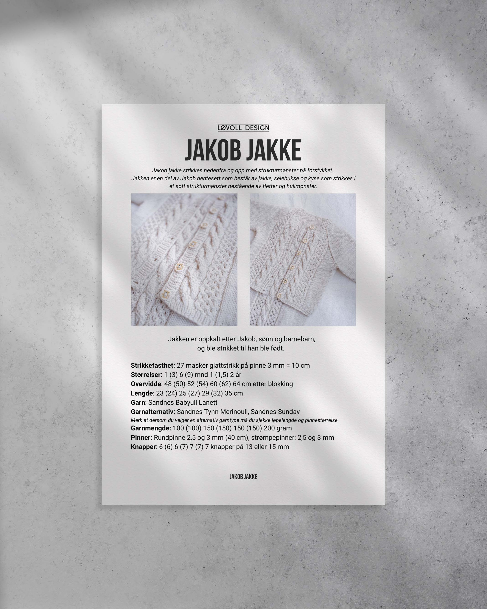 Jakob jakke strikkes nedenfra og opp med strukturmønster på forstykket. Jakken er en del av Jakob hentesett som består av jakke, selebukse og kyse som strikkes i et søtt strukturmønster bestående av fletter og hullmønster. Forside av strikkeoppskrift