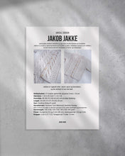 Last inn bildet i Galleri-visningsprogrammet, Jakob jakke strikkes nedenfra og opp med strukturmønster på forstykket. Jakken er en del av Jakob hentesett som består av jakke, selebukse og kyse som strikkes i et søtt strukturmønster bestående av fletter og hullmønster. Forside av strikkeoppskrift
