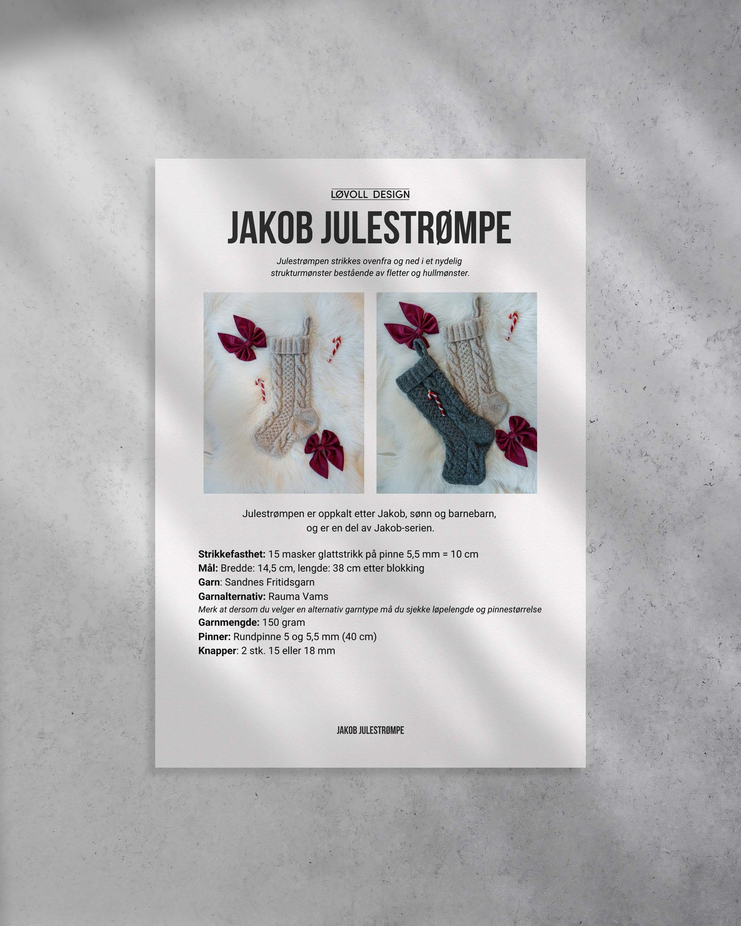 Julestrømpen strikkes ovenfra og ned i et nydelig strukturmønster bestående av fletter og hullmønster. Forside av strikkeoppskrift.