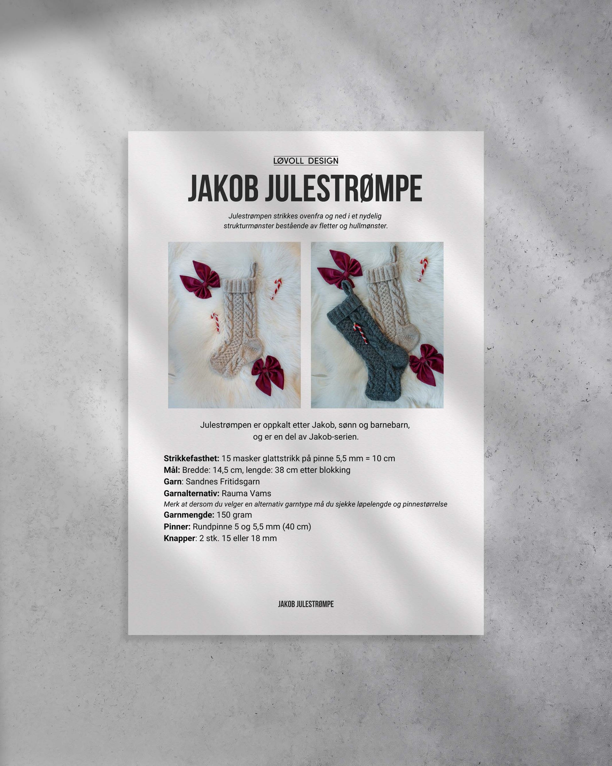 Julestrømpen strikkes ovenfra og ned i et nydelig strukturmønster bestående av fletter og hullmønster. Forside av strikkeoppskrift.