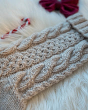 Last inn bildet i Galleri-visningsprogrammet, Jakob Julestrømpe strikkes ovenfra og ned i et nydelig strukturmønster bestående av fletter og hullmønster. En skikkelig fin og pyntet sokk. 
