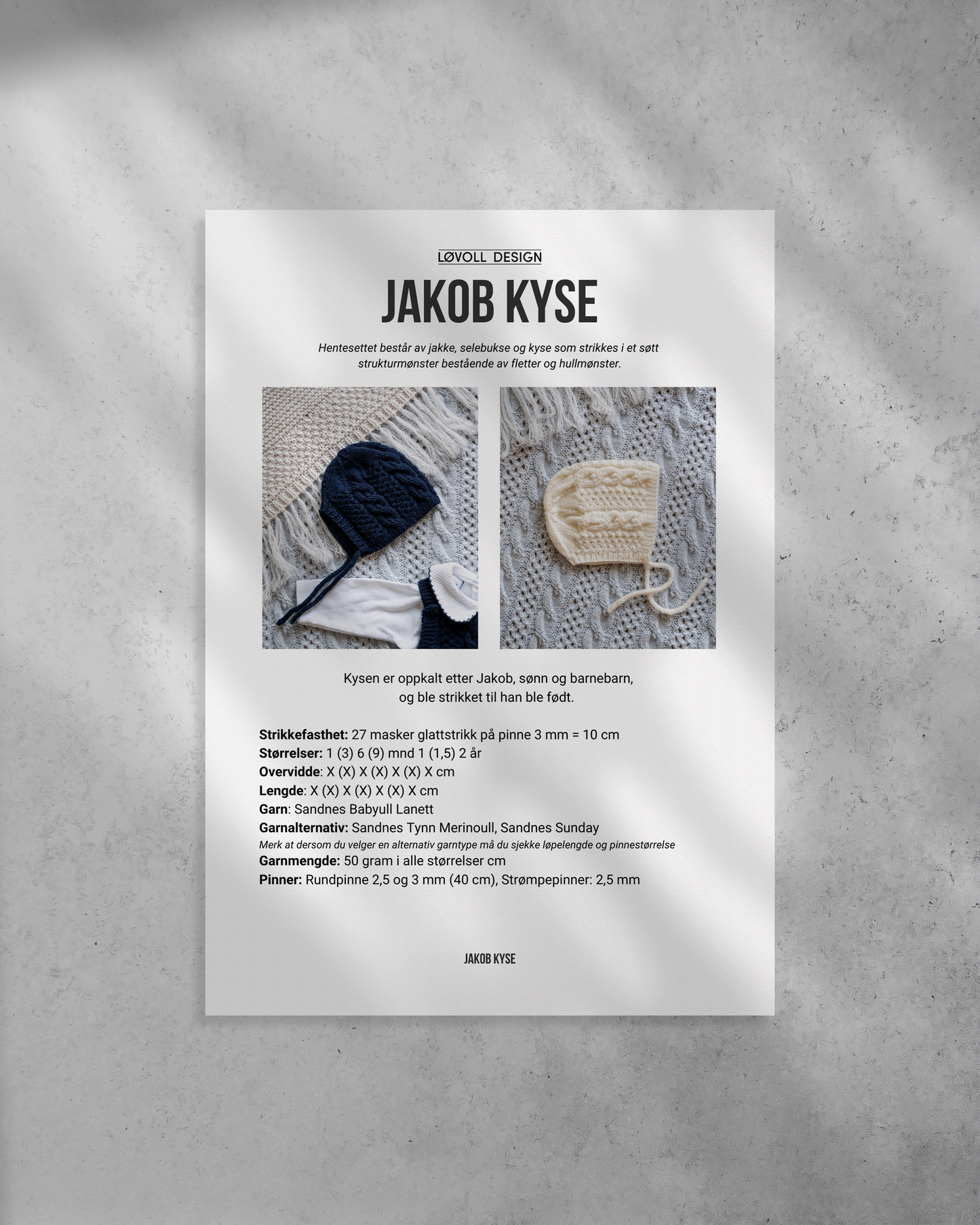 Kysen er en del av Jakob hentesettet som består av jakke, selebukse og kyse som strikkes i et søtt strukturmønster. Forside på strikkeoppskrifter.