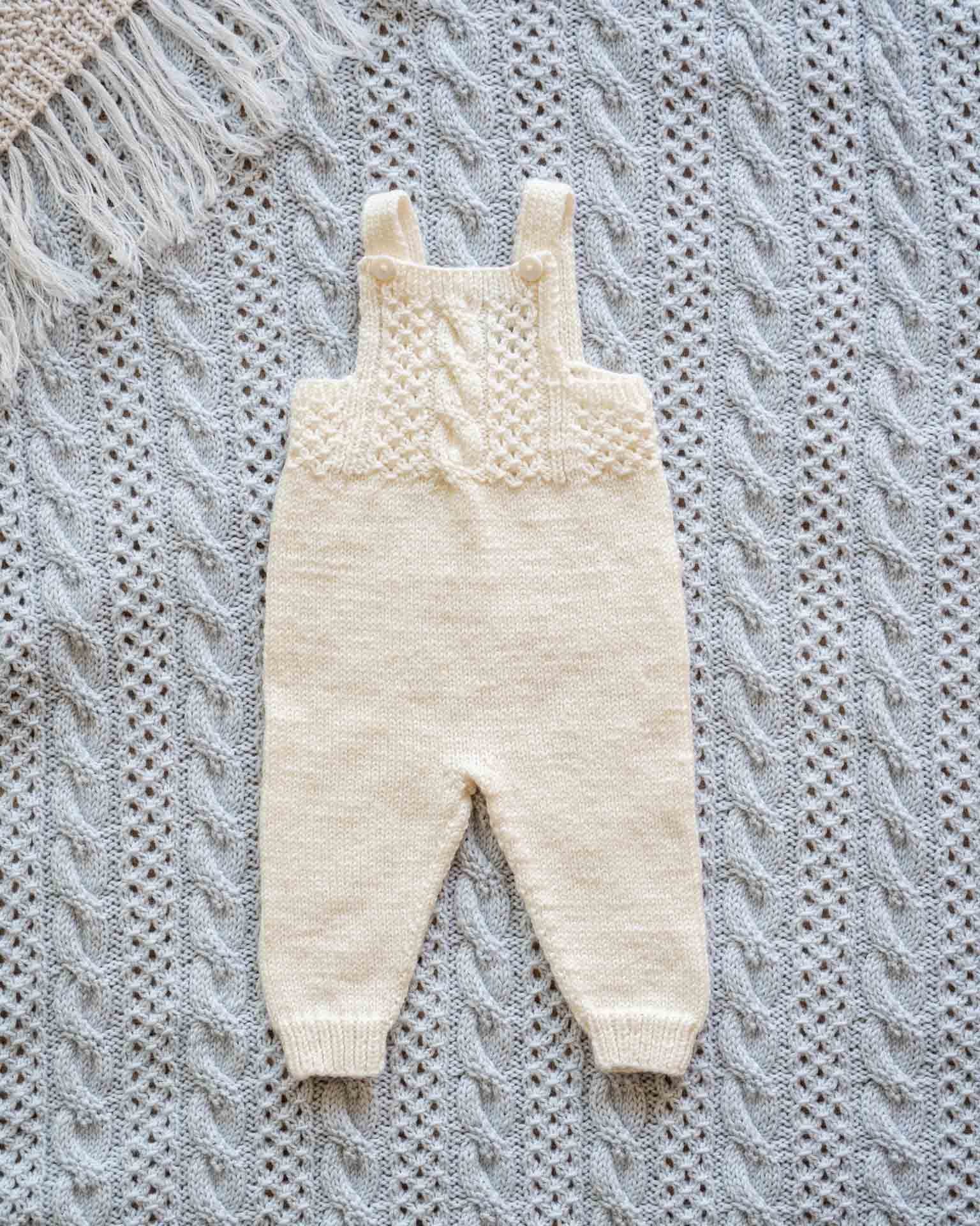 Selebuksen strikkes nedenfra og opp med strukturmønster på smekken og øverste del av bakstykket. Tidløs og klassisk selebukse for baby og barn. En del av Jakob serien.
