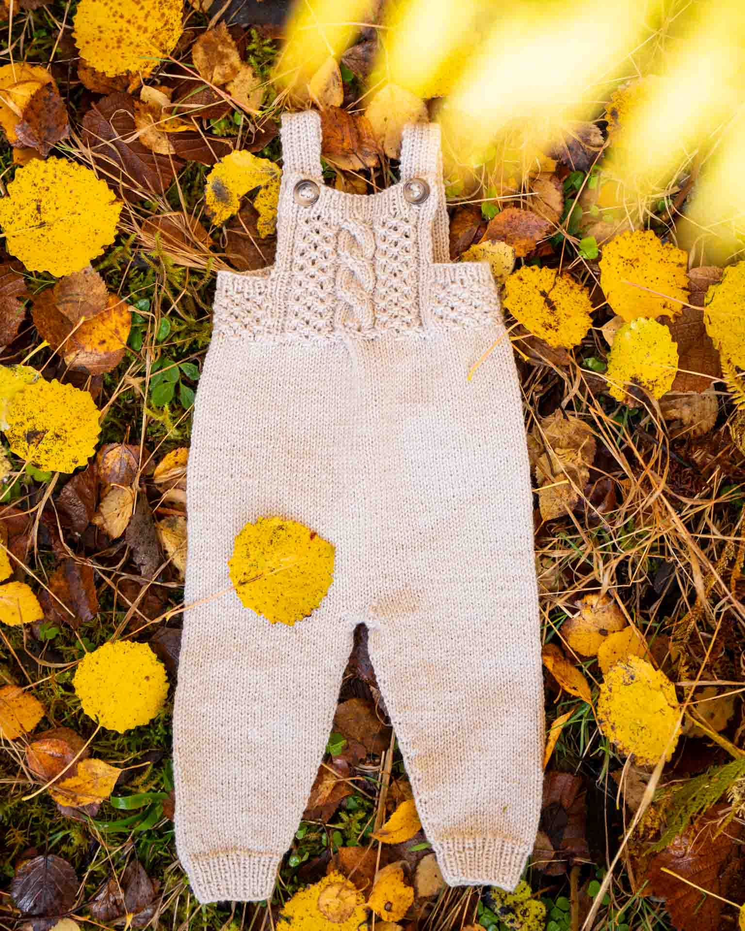 Selebuksen strikkes nedenfra og opp med strukturmønster på smekken og øverste del av bakstykket. Tidløs og klassisk selebukse for baby og barn.