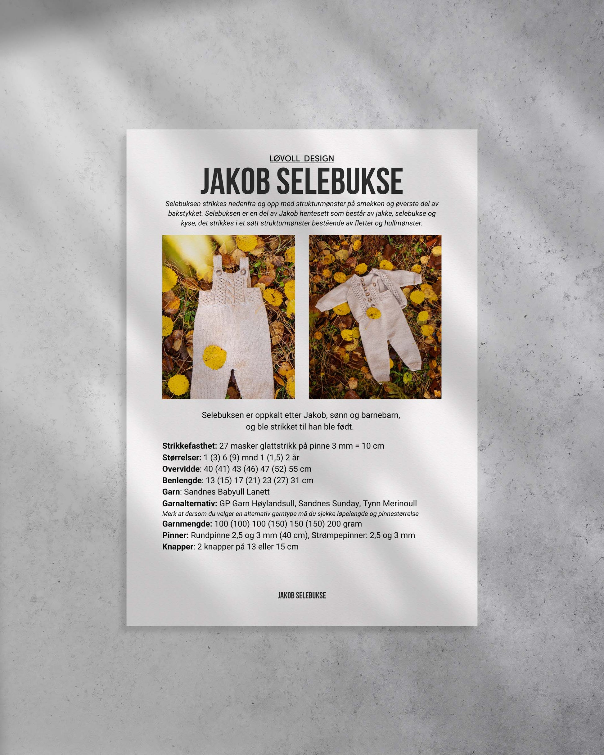 Selebuksen strikkes nedenfra og opp med strukturmønster på smekken og øverste del av bakstykket. Selebuksen er en del av Jakob hentesett som består av jakke, selebukse og kyse, det strikkes i et søtt strukturmønster bestående av fletter og hullmønster. Forside på strikkeoppskrift