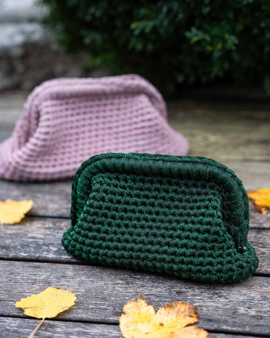 Jåleclutch er en nett heklet veske til både hverdag og fest. Den hekles nedenfra og opp med fastmasker. Veskelåsen monteres på tilslutt. Jåleclutch er nybegynnervennlig og kan hekles på en kveld.