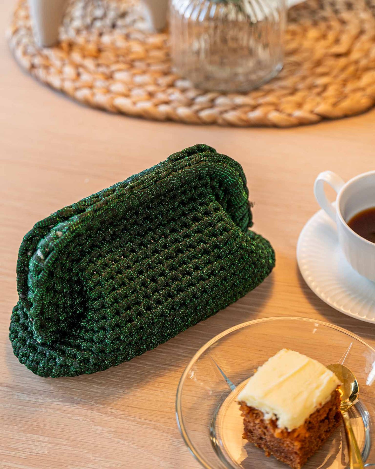 Jåleclutch er et perfetk trend DIY prosjekt og en populær heklet veske til både hverdag og fest. Den hekles nedenfra og opp med fastmasker. Heklet i Strikkefeber Mere Tyll