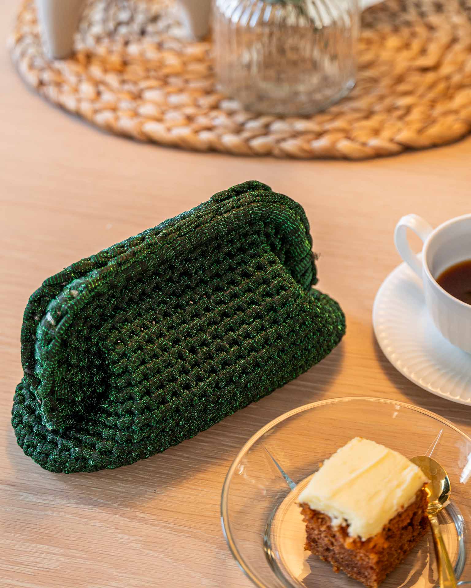 Jåleclutch er et perfetk trend DIY prosjekt og en populær heklet veske til både hverdag og fest. Den hekles nedenfra og opp med fastmasker. Heklet i Strikkefeber Mere Tyll