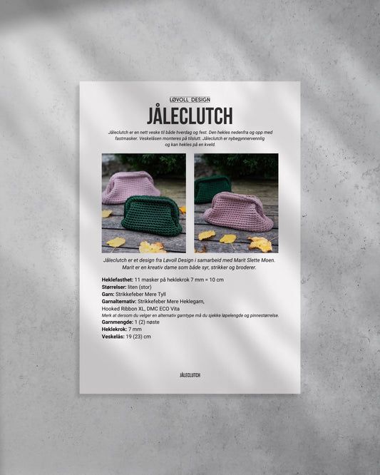 Jåleclutch er en nett heklet veske til både hverdag og fest. Den hekles nedenfra og opp med fastmasker. Veskelåsen monteres på tilslutt. Jåleclutch er nybegynnervennlig og kan hekles på en kveld. Forside på hekleoppskrift.
