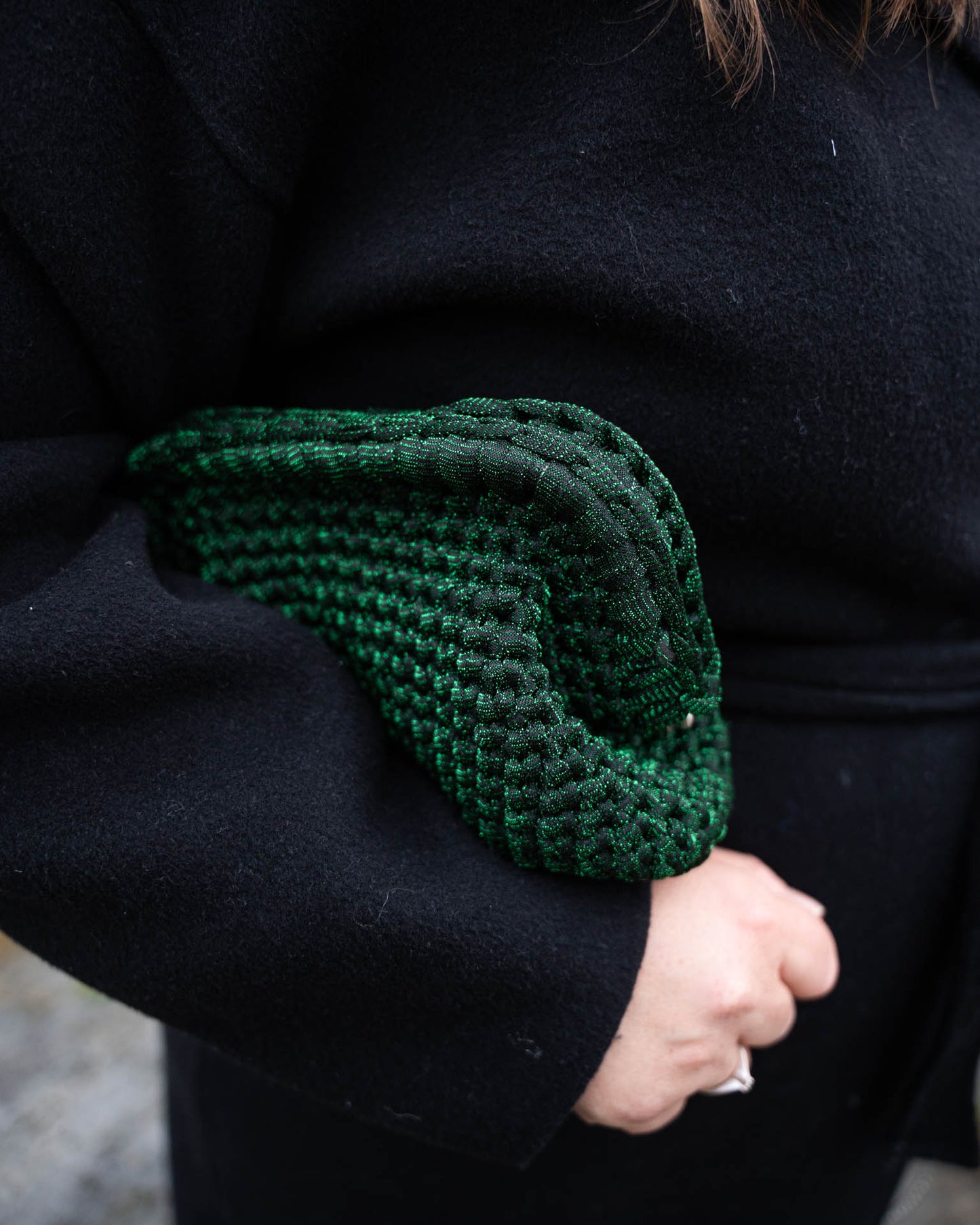 Jåleclutch er en trendy og populær heklet veske til både hverdag og fest. Den hekles nedenfra og opp med fastmasker. Veskelåsen monteres på tilslutt. Jåleclutch er nybegynnervennlig og kan hekles på en kveld. Fint DIY prosjekt.