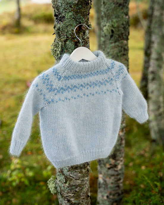 En myk og deilig strikkegenser med mønster som strikkes nedenfra og opp med raglanfellinger.
Genseren strikkes i dobbelt eller trippelt garn med  et lekkert møsnter.