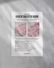 Last inn bildet i Galleri-visningsprogrammet, En søt genser i en blanding av mohair, silke og merinoull. Den er strukturstrikket med hullmønster og dobbel perlestrikk. Kommer i størrelse til barn og dame og er en nydelig mamma og mini-match. Forside på strikkeopskrift.
