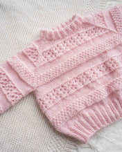 Last inn bildet i Galleri-visningsprogrammet, En søt genser i en blanding av mohair, silke og merinoull. Den er strukturstrikket med hullmønster og dobbel perlestrikk. Kommer i størrelse til barn og dame og er en nydelig mamma og mini-match.
