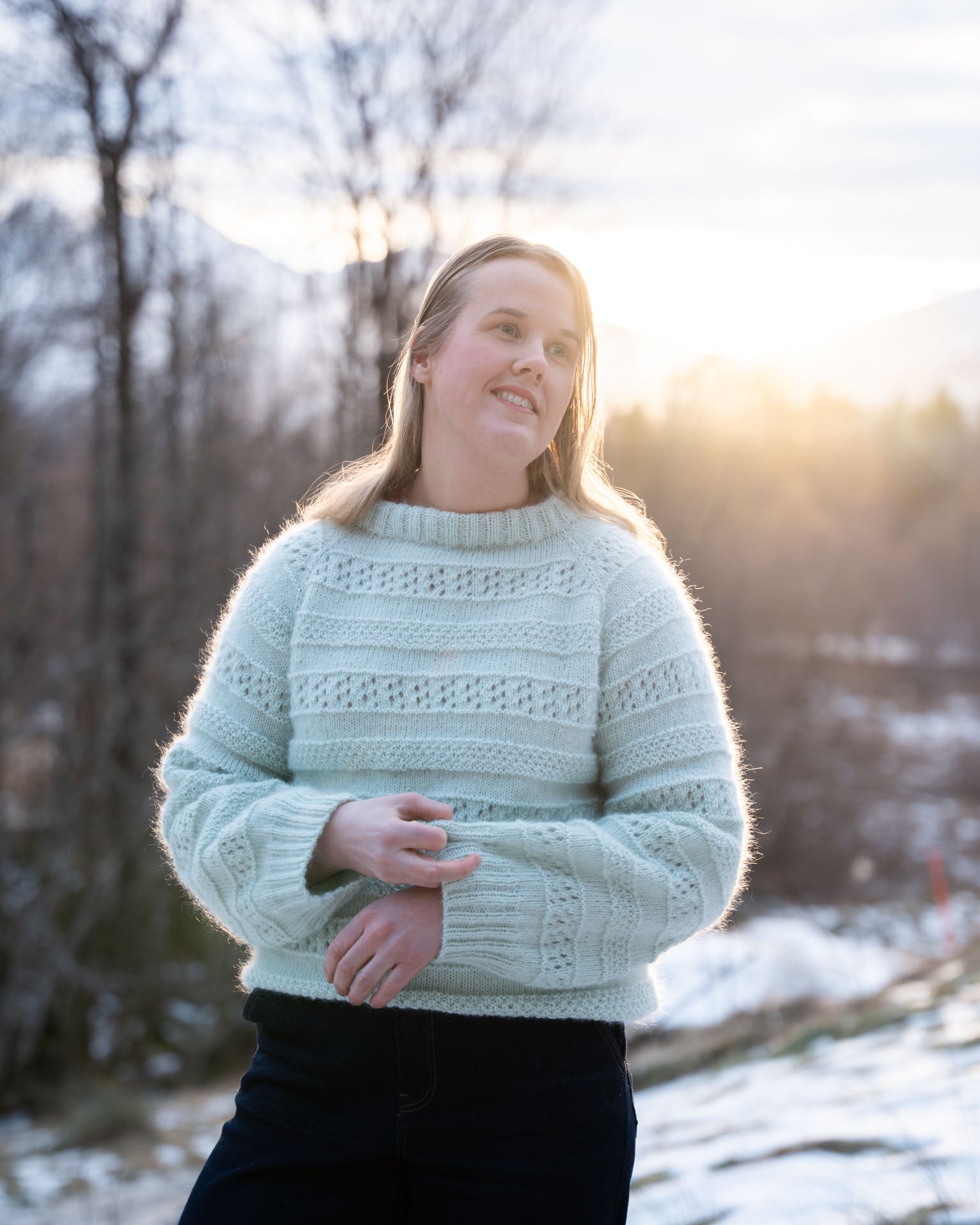 Karen Sweater er en søt strikkegenser i en blanding av mohair, silke og merinoull. Genseren er strukturstrikket med hullmønster og dobbel perlestrikk. Like stilig til hverdag som til fest. Tidløs og elegant design
