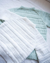 Last inn bildet i Galleri-visningsprogrammet, En pyntet og fin genser i en blanding av mohair, silke og merinoull. Den er strukturstrikket med hullmønster og dobbel perlestrikk. Perfekt til bursdag og fest.
