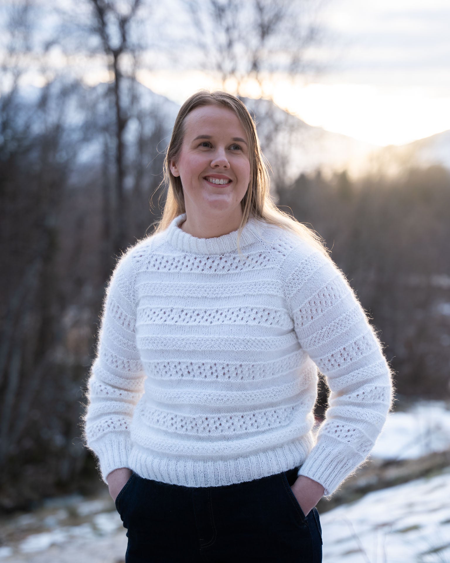 Karen Sweater er en elegant strikkegenser i en blanding av mohair, silke og merinoull. Den er strukturstrikket med hullmønster og dobbel perlestrikk. Tidløst og vakkert design