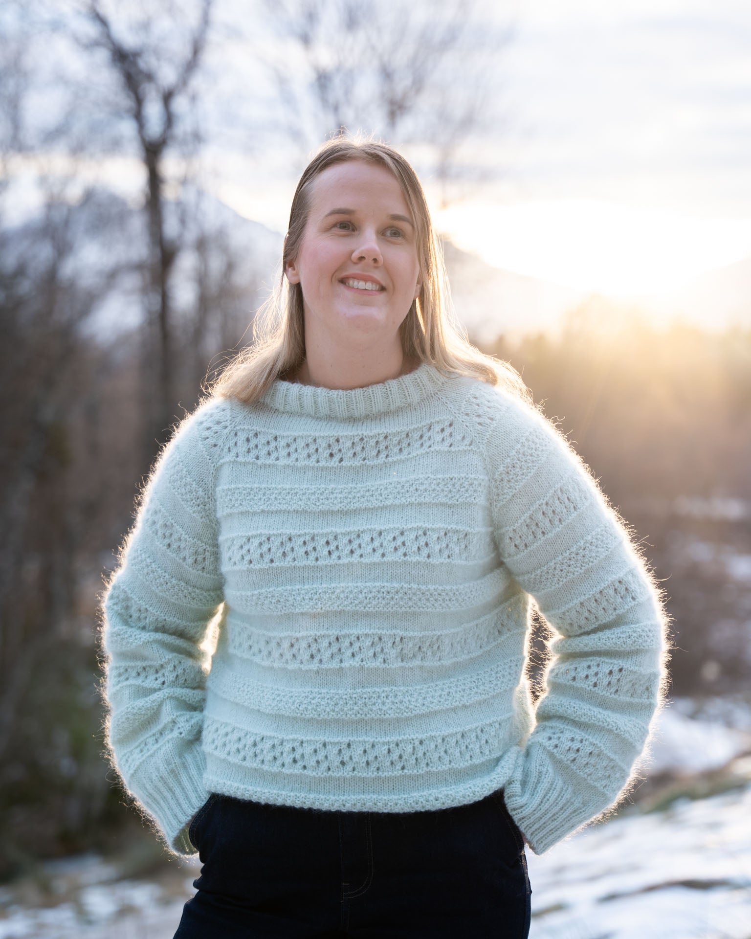 Karen genser i en blanding av mohair, silke og merinoull. Den er strukturstrikket med hullmønster og dobbel perlestrikk. Like stilig til hverdag som til fest.