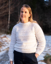 Last inn bildet i Galleri-visningsprogrammet, Karen Sweater er en søt genser i en blanding av mohair, silke og merinoull. Den er strukturstrikket med hullmønster og dobbel perlestrikk. 
