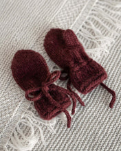 Last inn bildet i Galleri-visningsprogrammet, Kari Johanne tovavotter er varme og fine votter som toves. Sløyfen strikkes som en i-cordsnor over to masker og tres gjennom hullborden på votten etter toving. Perfekt for barn og jenter.
