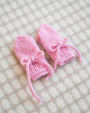 Last inn bildet i Galleri-visningsprogrammet, Kari Johanne tovavotter er varme og fine votter som toves. Sløyfen strikkes som en i-cordsnor over to masker og tres gjennom hullborden på votten etter toving.
