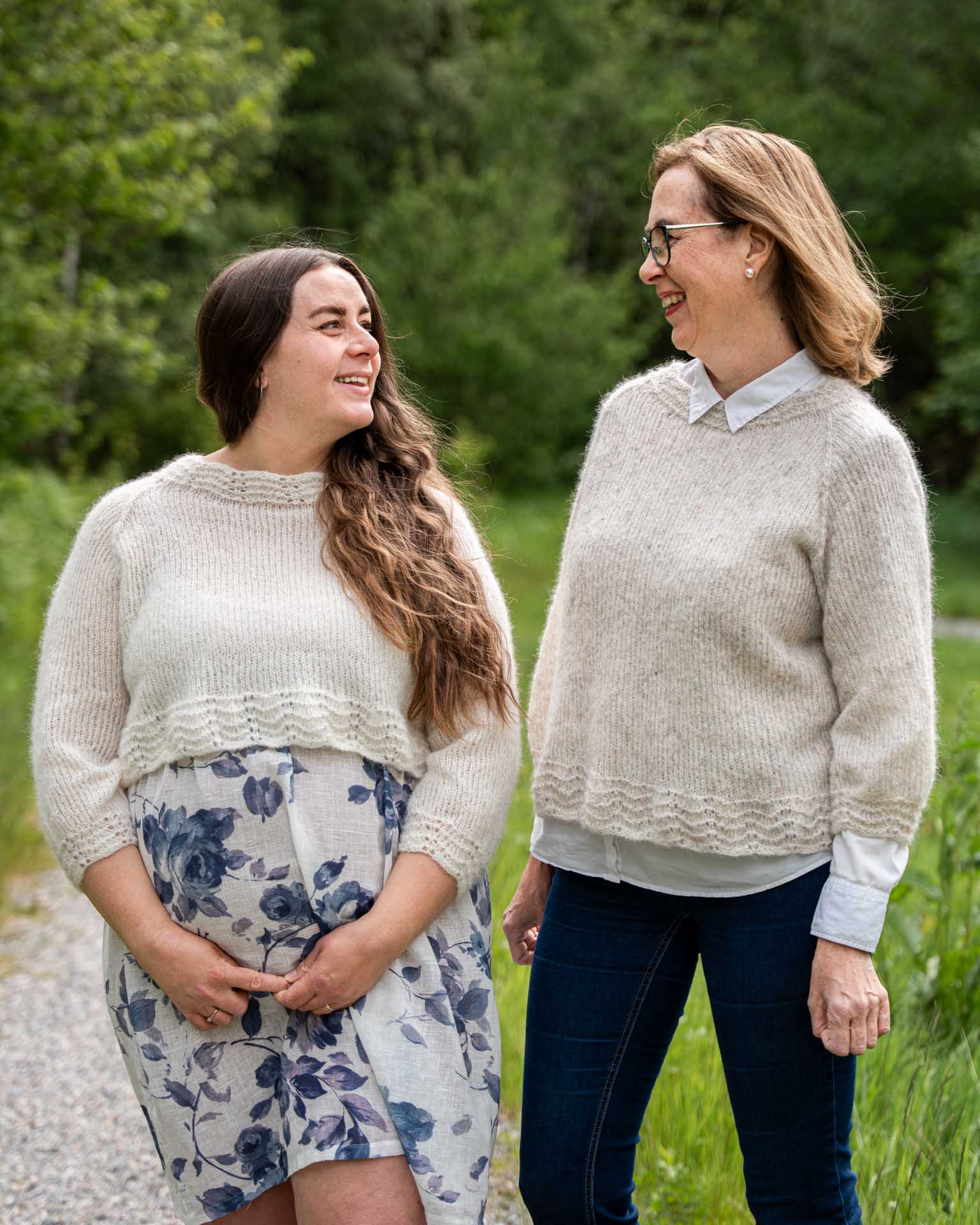 Karoline Bluse er en lett og luftig genser. Blusen har blondekant på ermene, bolen og halsen. Kan strikkes i lang og kort versjon.
