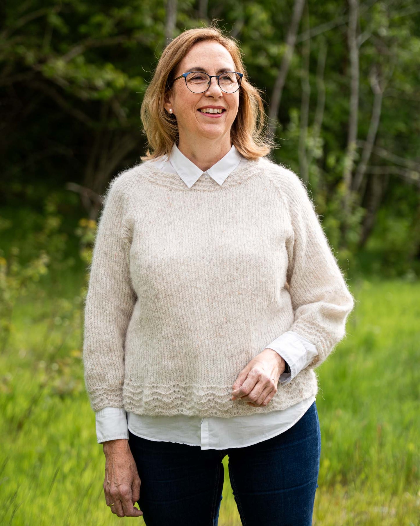 Karoline Bluse er en lett og luftig genser med trekvart ermer, den strikkes nedenfra og opp og kan strikkes kort eller lang. Blusen har blondekant på ermene, bolen og halsen. Tidløs, vakker og pyntet bluse som passer for alle anledinger.