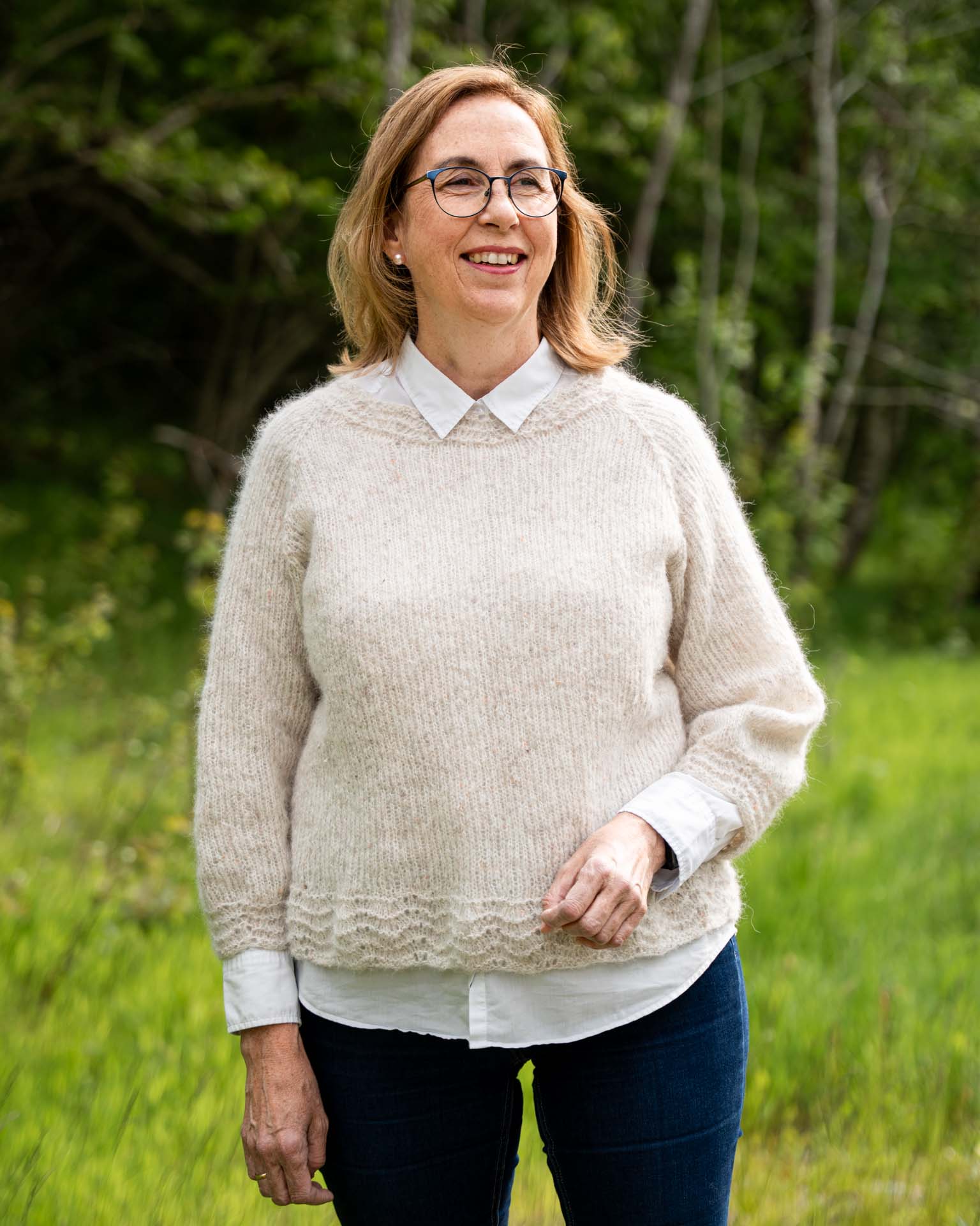 Karoline Bluse er en lett og luftig genser med trekvart ermer, den strikkes nedenfra og opp og kan strikkes kort eller lang. Blusen har blondekant på ermene, bolen og halsen. Tidløs, vakker og pyntet bluse som passer for alle anledinger.