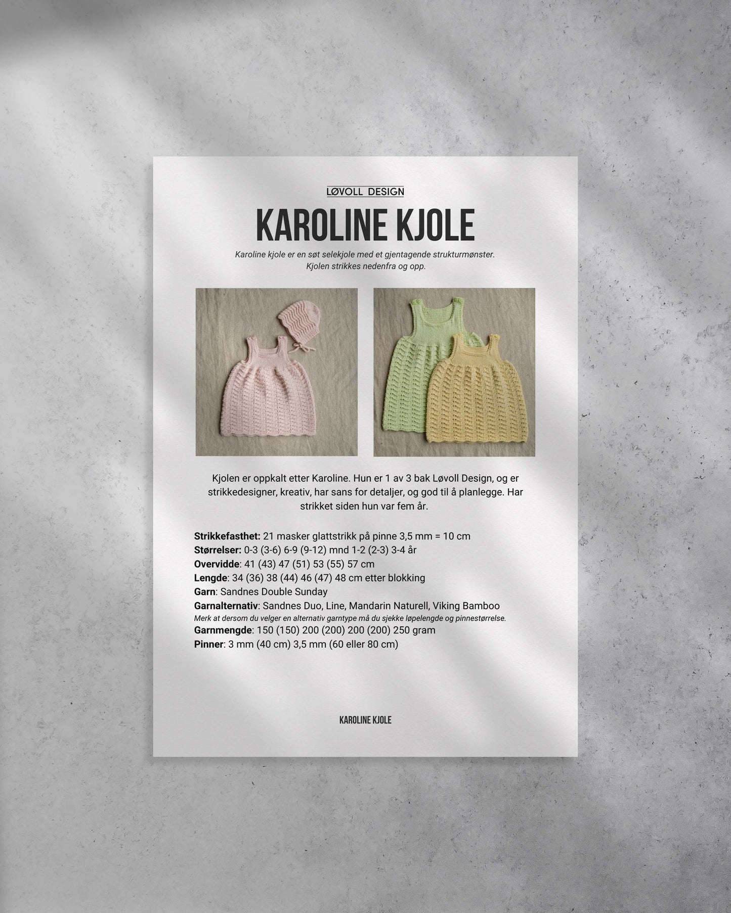 Karoline kjole er en søt selekjole med et gjentagende strukturmønster.
Kjolen strikkes nedenfra og opp. Forside på strikkeoppskrift