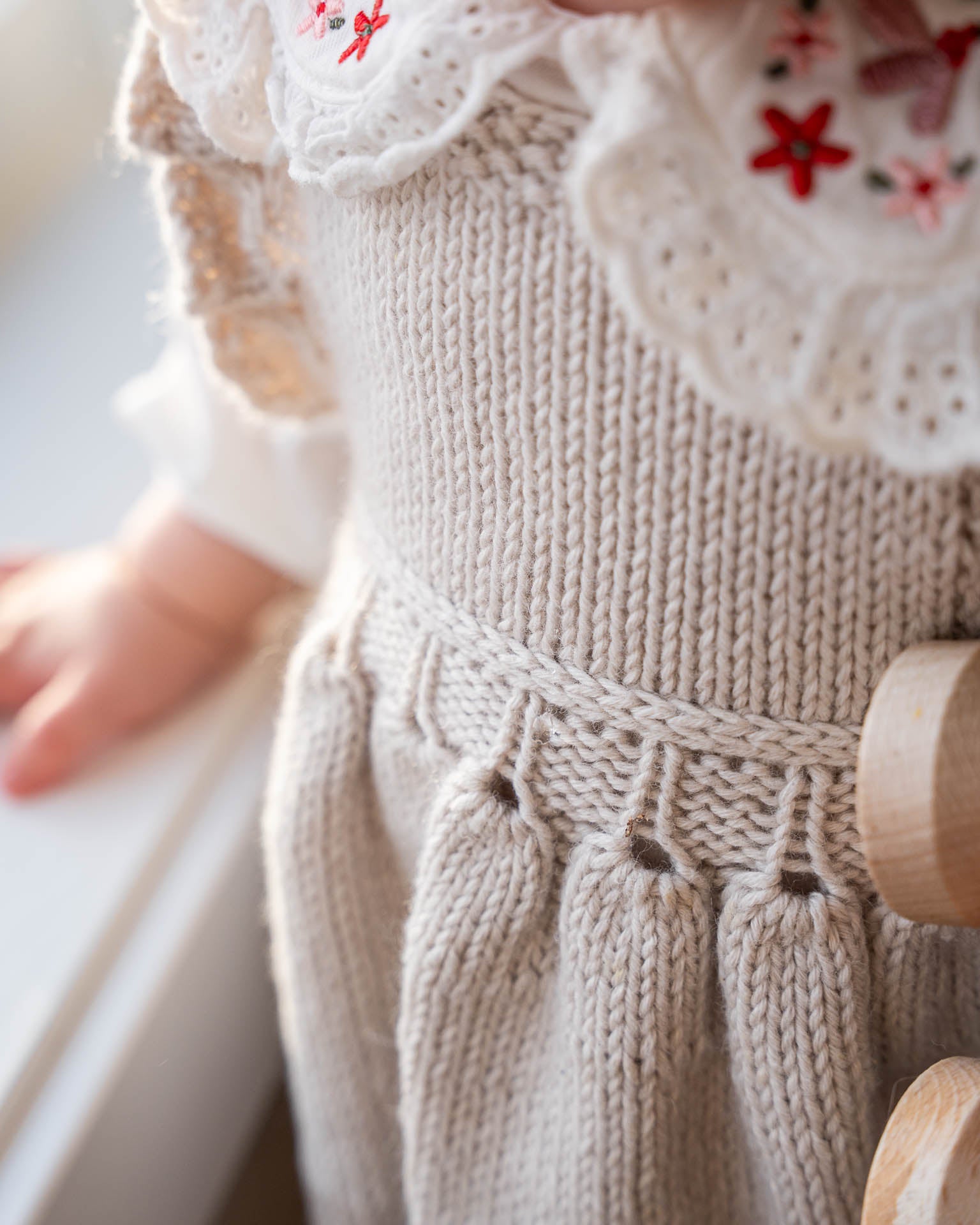 Et søtt og tidløst seleskjørt med blondekant i midjen og på selene. Vakker og søt blondekant på selekjolen.