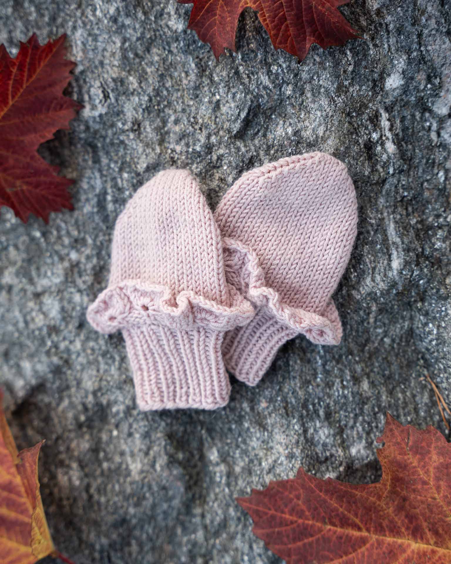 Lille Sonja votter er søte og nette votter med blondekant rundt håndleddet. For små søte babyhender.
Passer like fint som pyntevotter som til hverdagsvotter. 