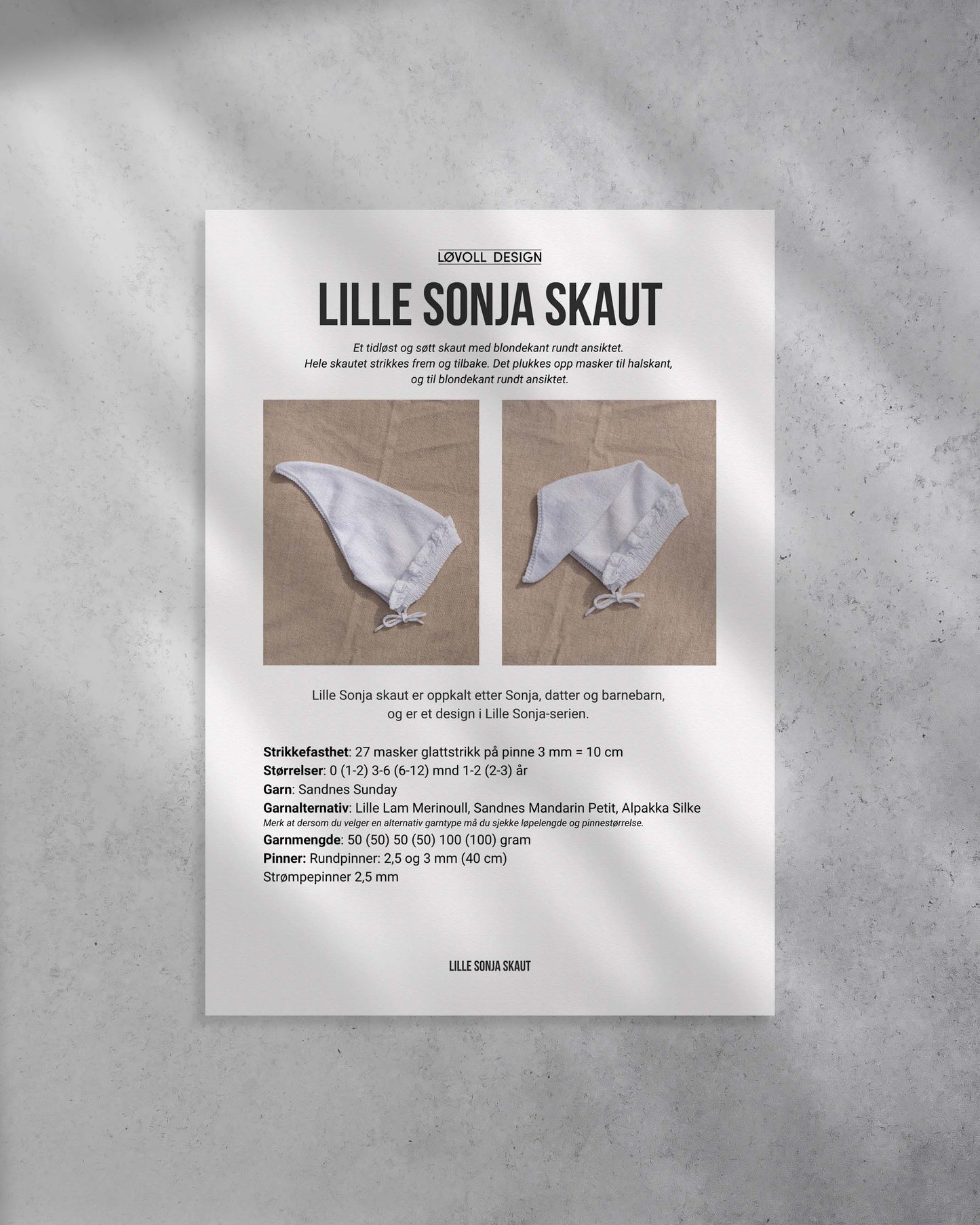 Et tidløst og søtt skaut med blondekant rundt ansiktet. Hele skautet strikkes frem og tilbake. Det plukkes opp masker til halskant, og til blondekant rundt ansiktet. Forside på strikkeoppskriften