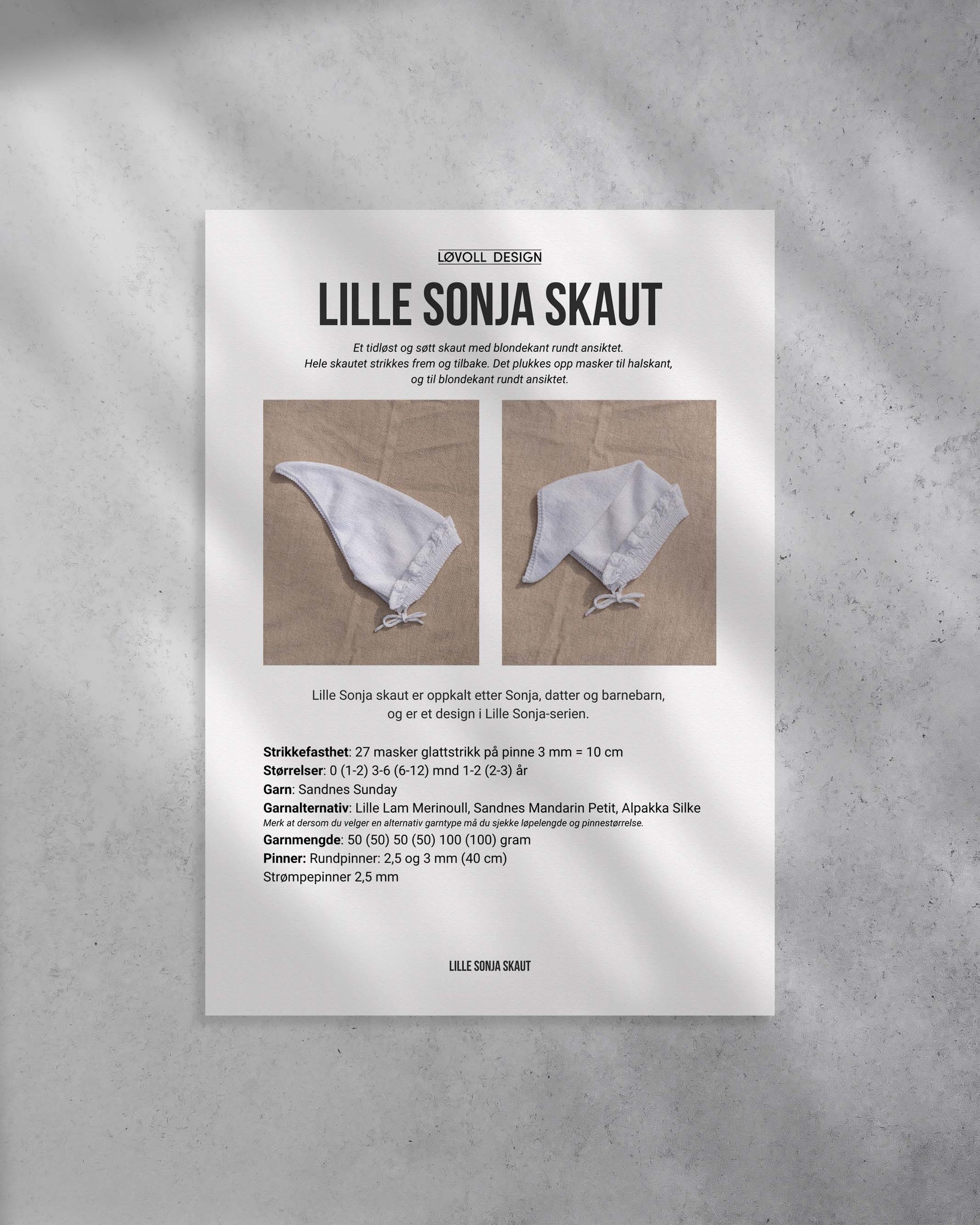 Et tidløst og søtt skaut med blondekant rundt ansiktet. Hele skautet strikkes frem og tilbake. Det plukkes opp masker til halskant, og til blondekant rundt ansiktet. Forside på strikkeoppskriften