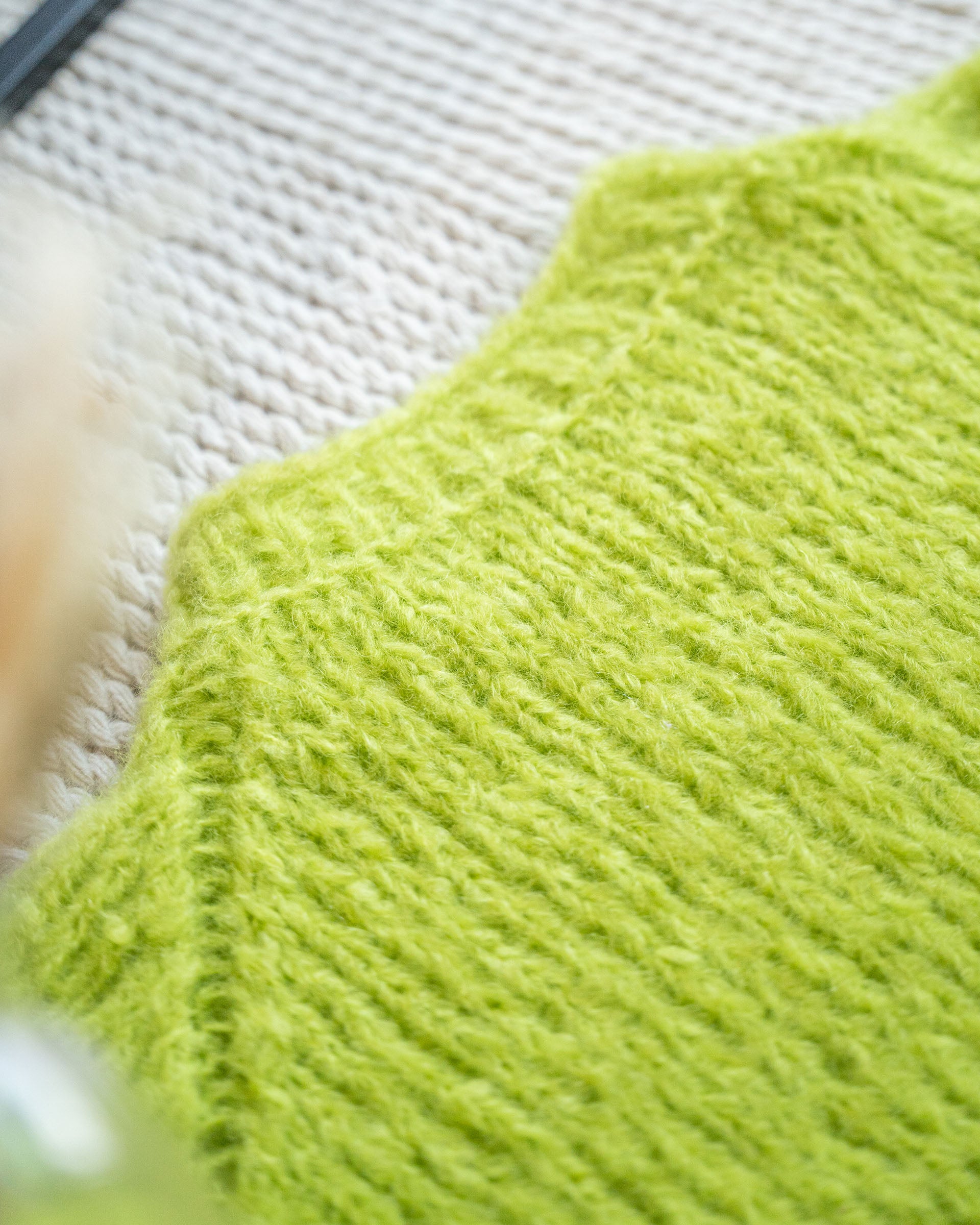 Kari-Johanne-Sweater. Strikkeoppskrift på en nydelig genser i garnet Desire by langyarns