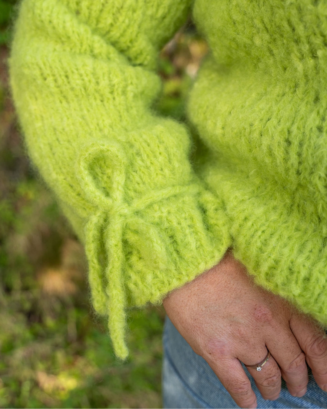 Kari-Johanne-Sweater Strikkeoppskrift på grønn og trendy genser
