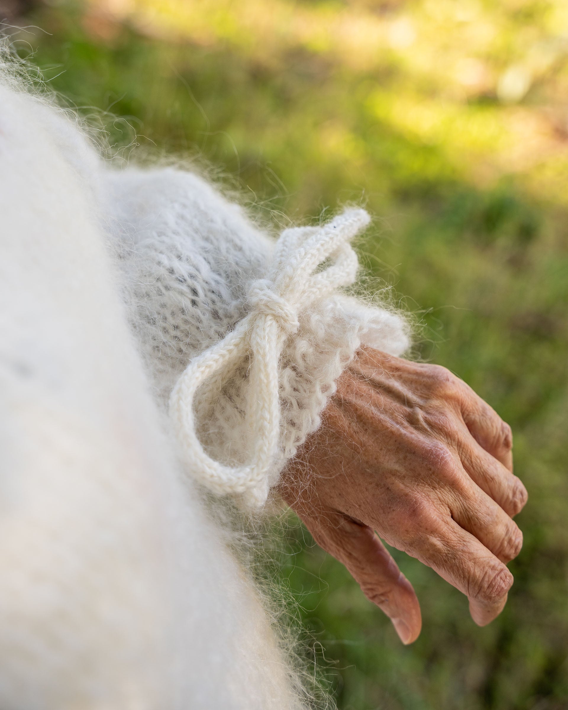 Kari-Johanne-Sweater Strikkeoppskrift på myk og god strikkegenser med knytting på erme