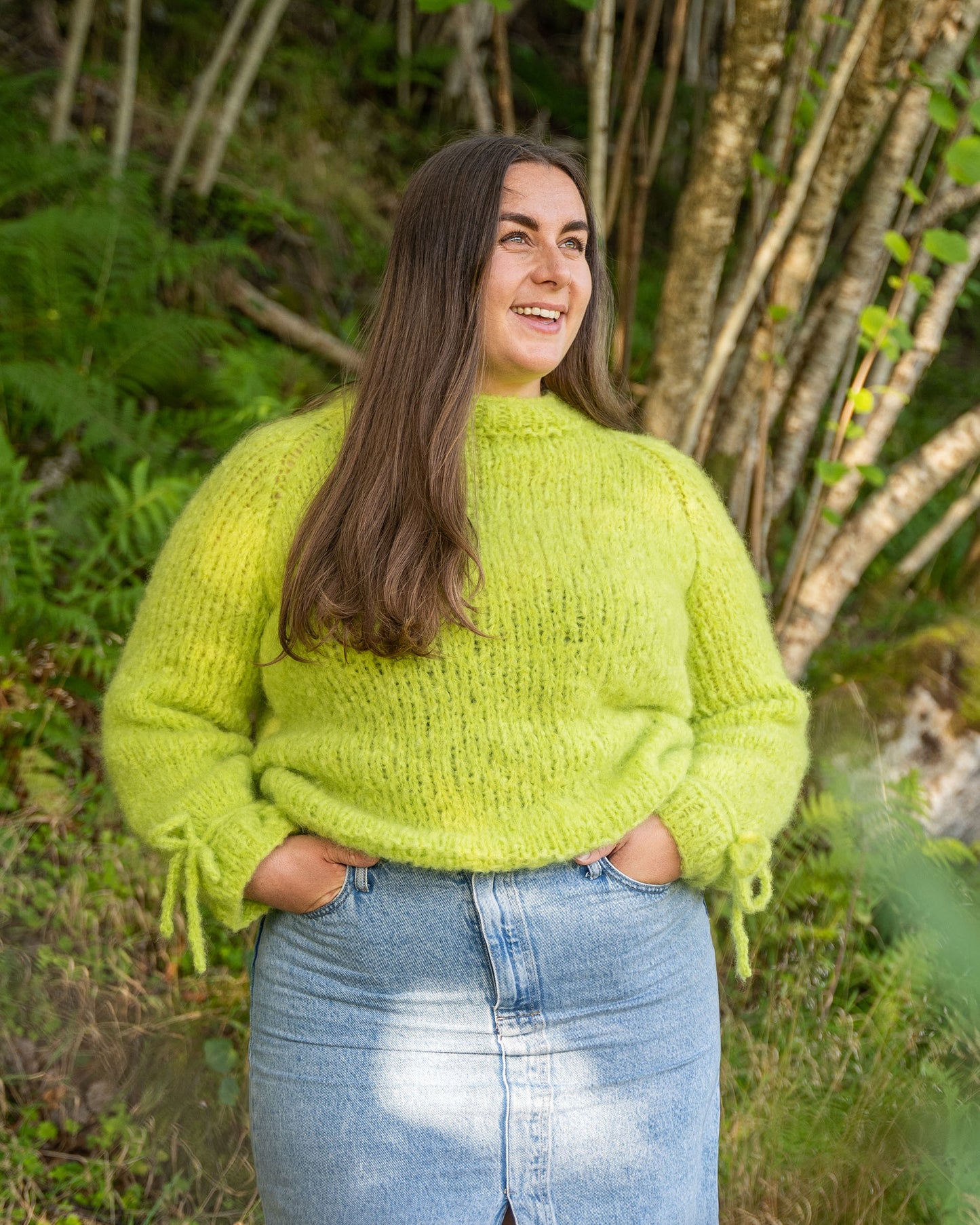 En enkel oversized genser strikket nedenfra og opp med raglanfellinger. Passer til hverdag og fest.