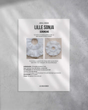 Last inn bildet i Galleri-visningsprogrammet, Lille Sonja Scrunchie har blondekant og er et perfekt restegarnsprosjekt og småstrikk for nybegynnere
