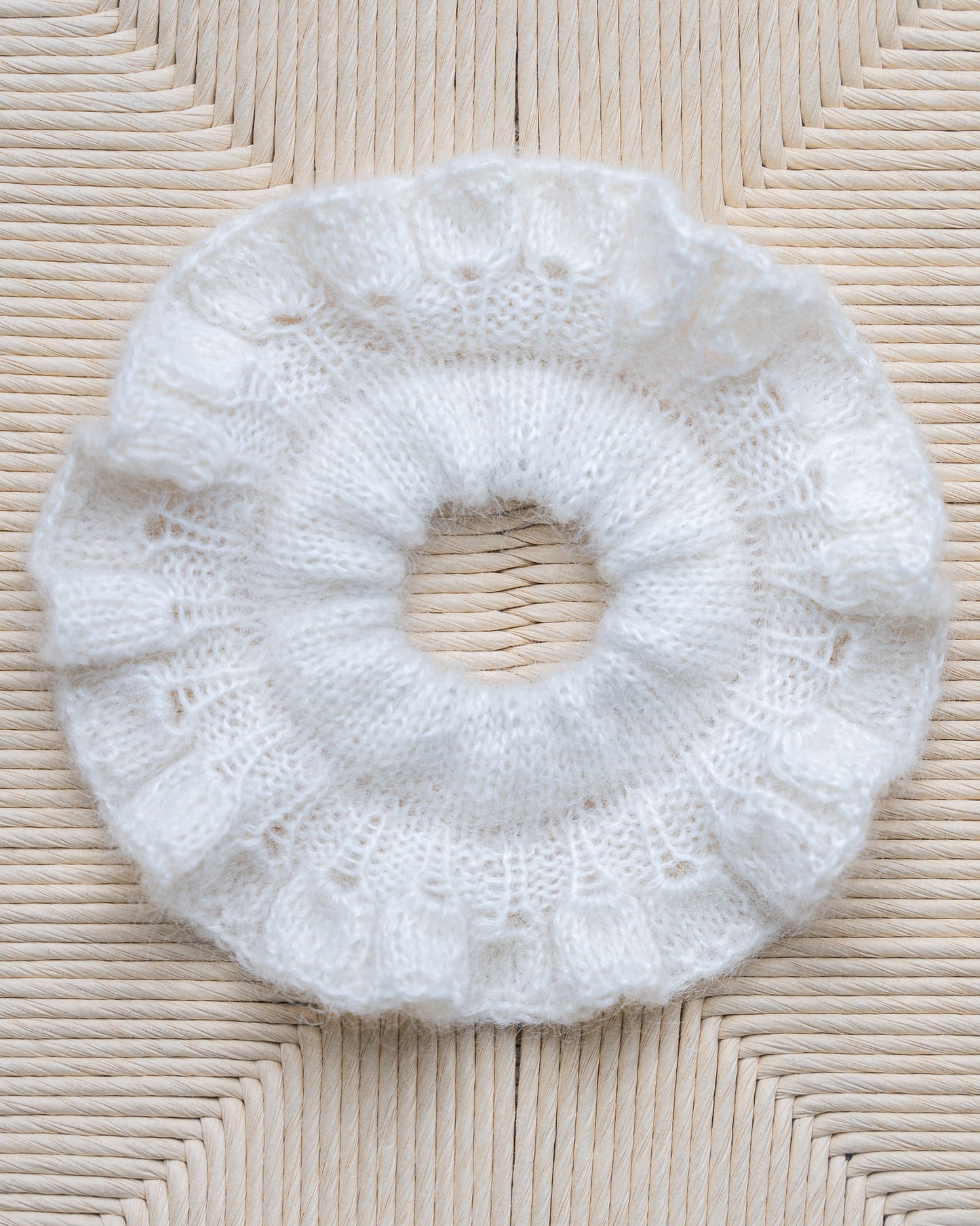 Lille Sonja Scrunchie er et vakkert og søtt strikket hårstrikk. 