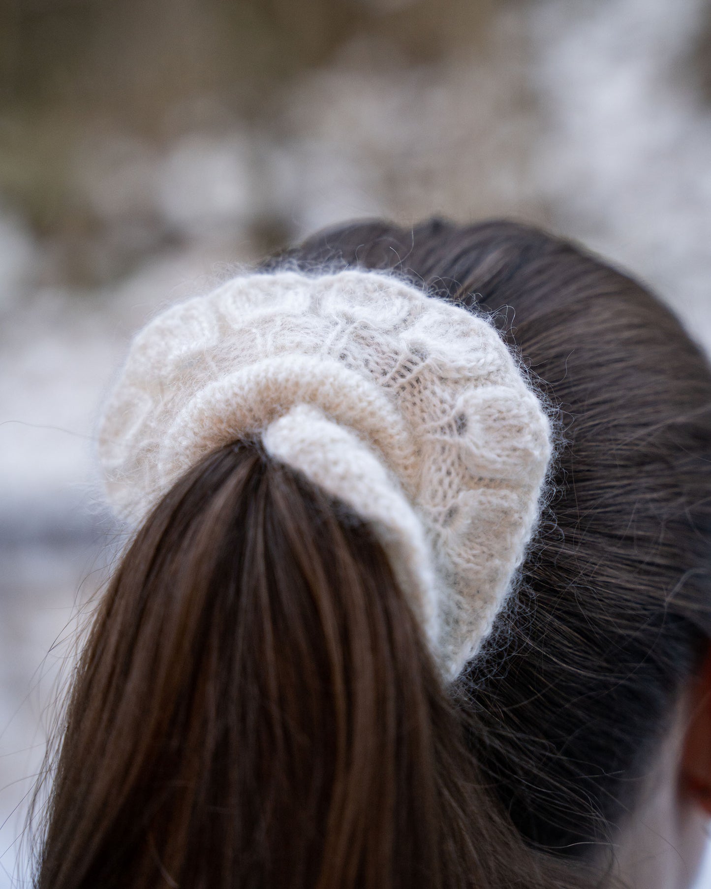 Lille Sonja Scrunchie har blondekant og er et perfekt restegarnsprosjekt.