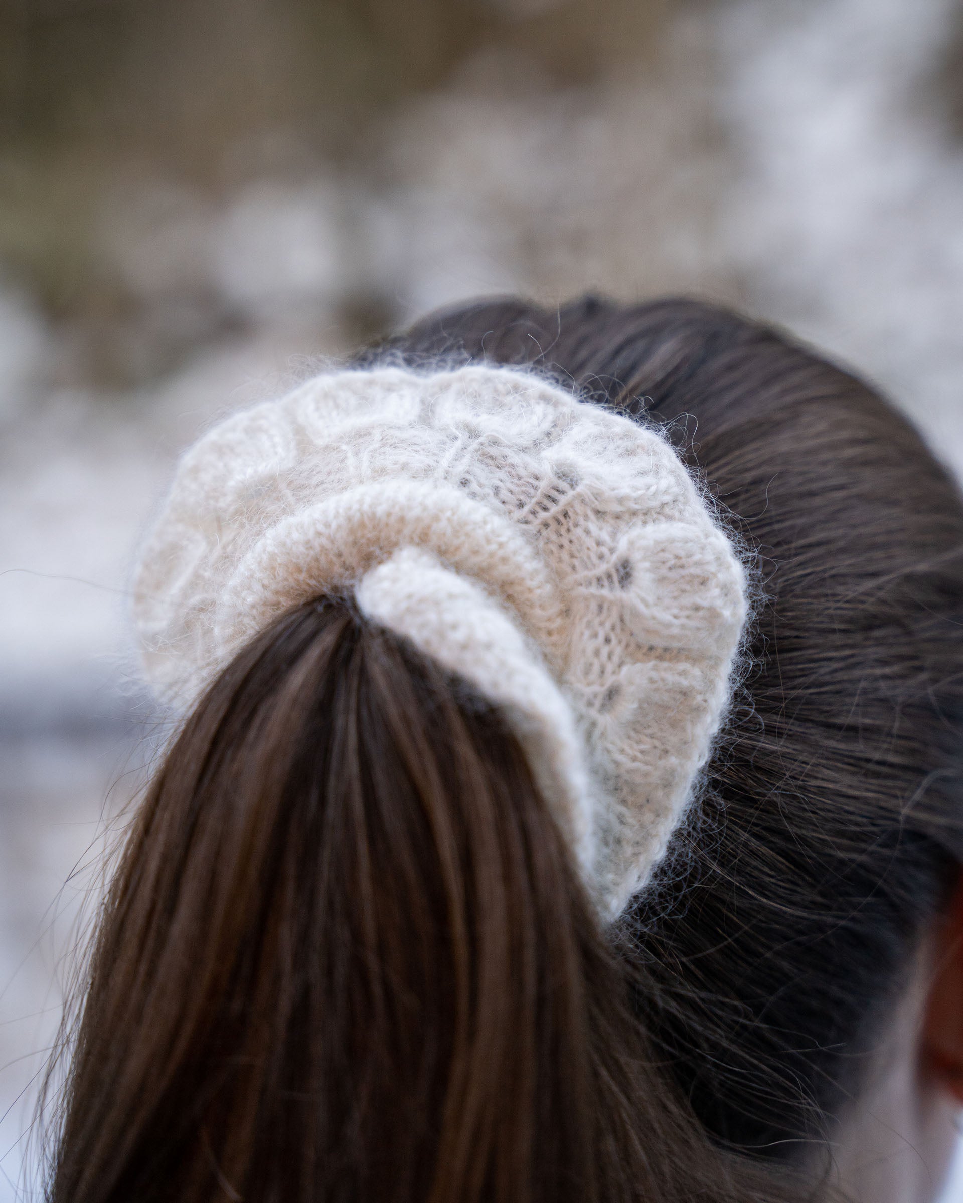 Lille Sonja Scrunchie har blondekant og er et perfekt restegarnsprosjekt.