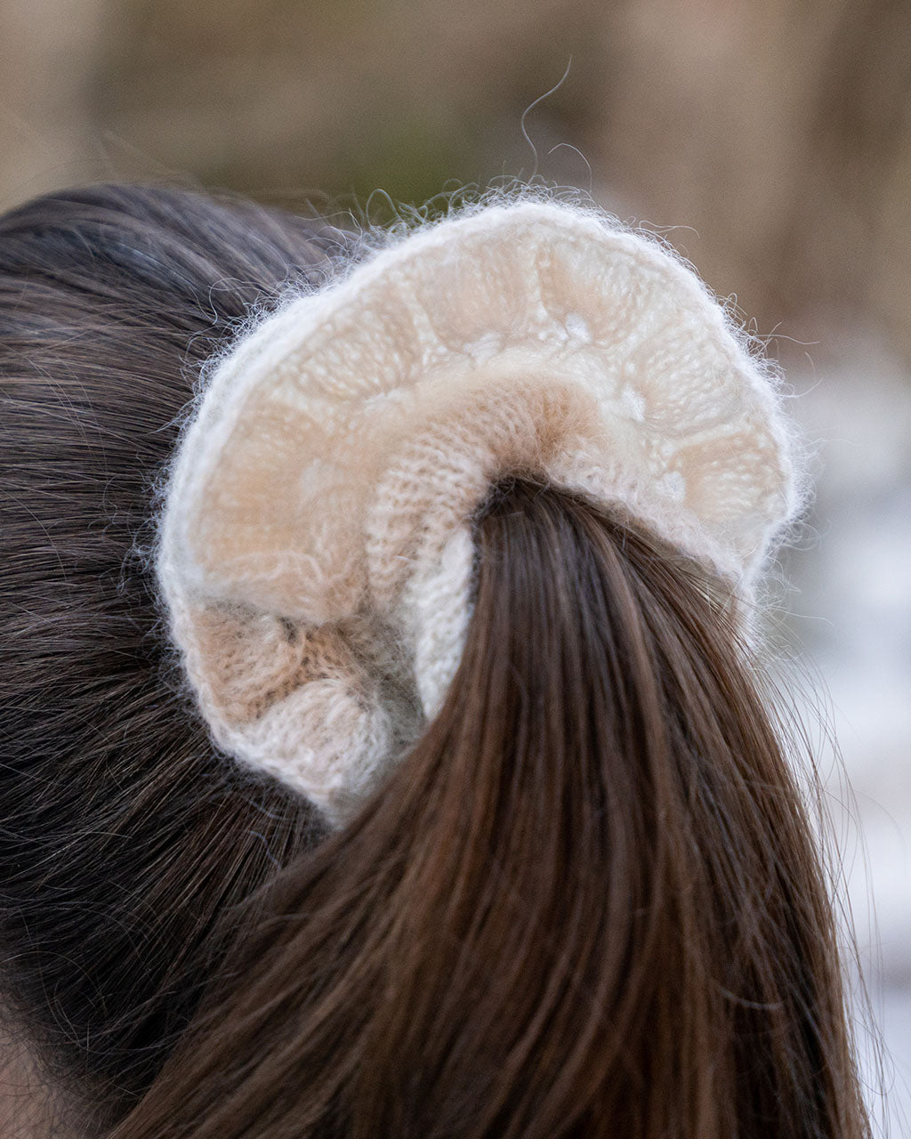 Lille Sonja Scrunchie er et enkelt strikkeprosjekt perfekt for nybegynnere. Nydelig hårpynt.