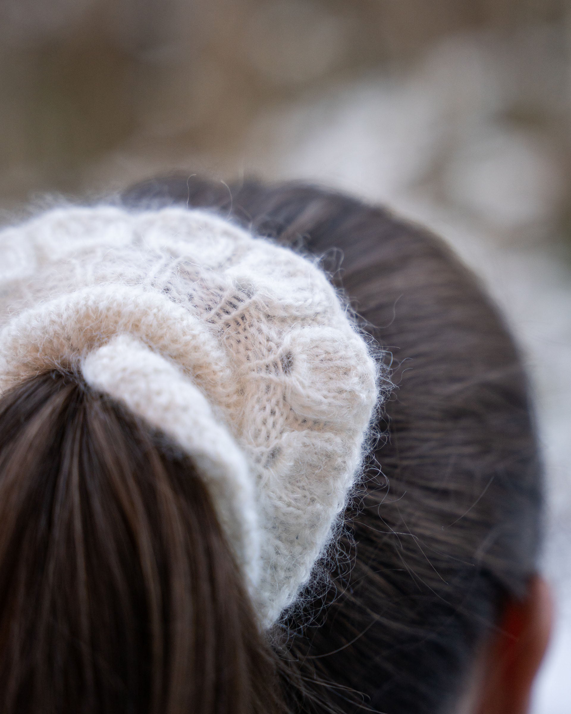Karoline Scrunchie med blondekant og er et vakkert hårstrikk