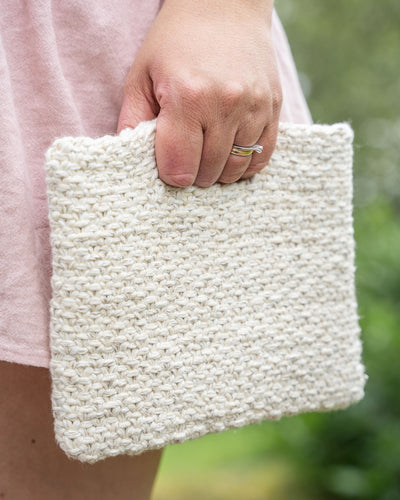 Løvoll Design Loviseveska er en liten veske strikke i vevstrikk med enkelt tidløst nordisk design