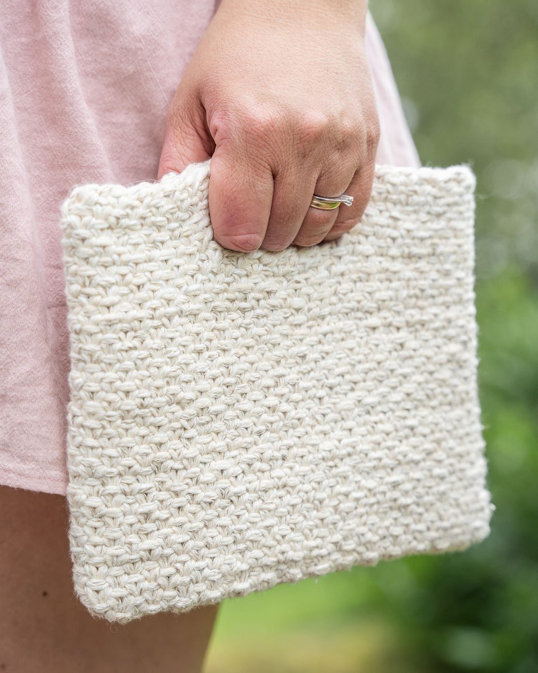 Løvoll Design Loviseveska er en liten veske strikke i vevstrikk med enkelt tidløst nordisk design