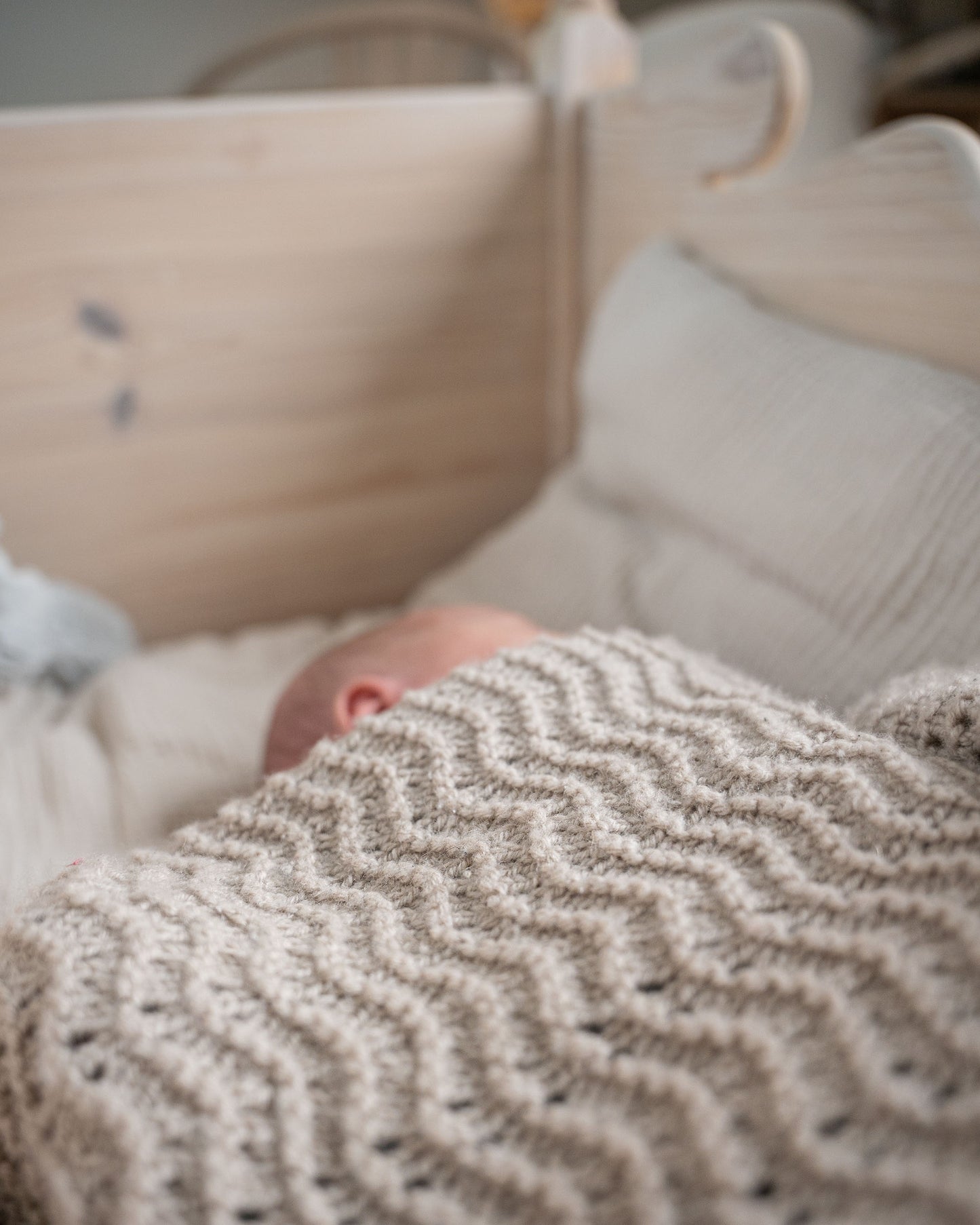 Karoline babyteppe er et mellomtykt teppe i nordisk klassisk enkel design