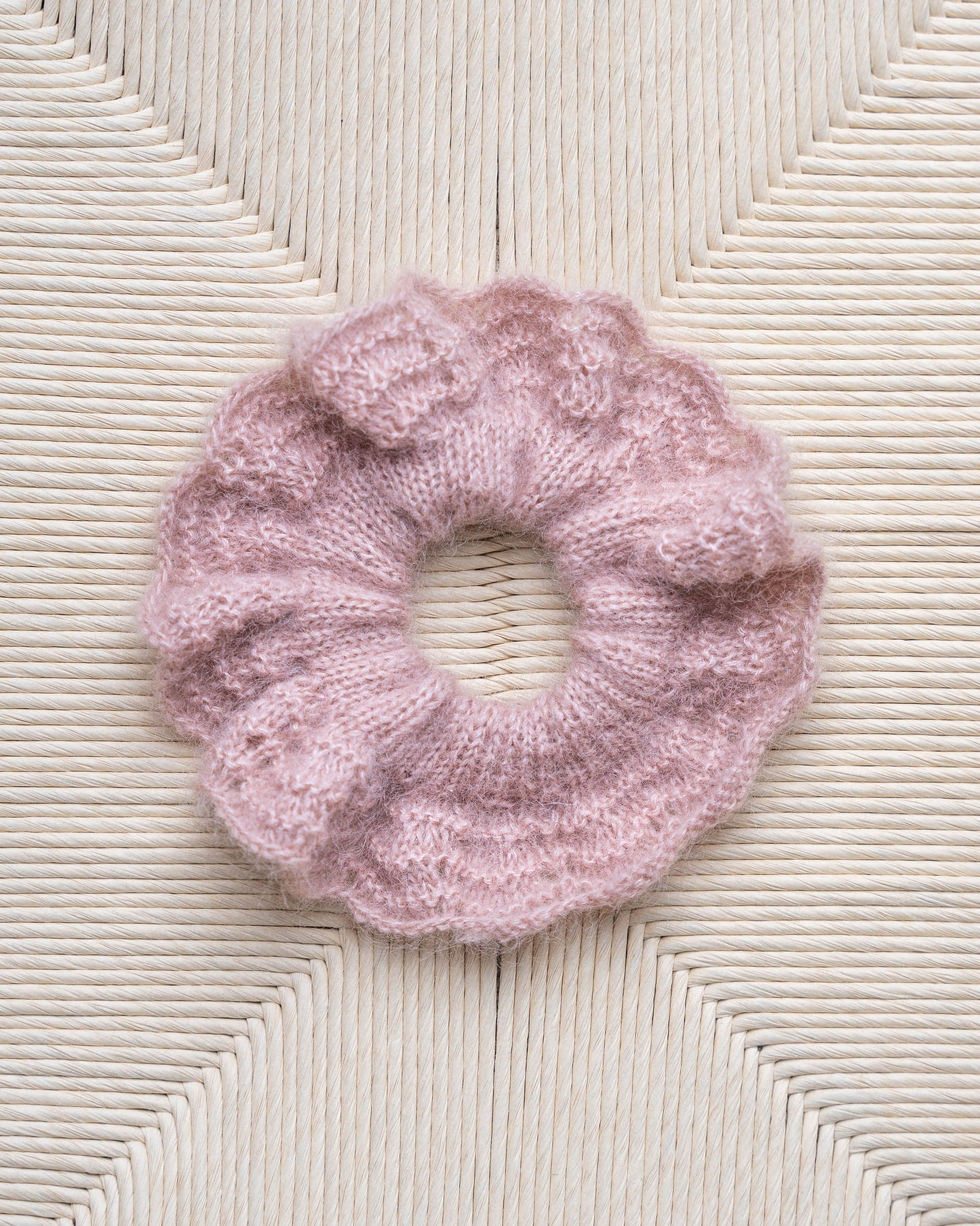 Karoline scrunchie er et klassisk og tidløst design og nydelig hårpynt.