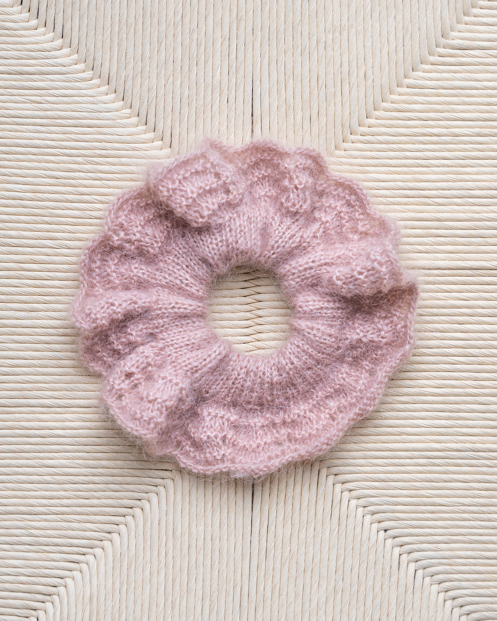 Karoline scrunchie er et klassisk og tidløst design og nydelig hårpynt.