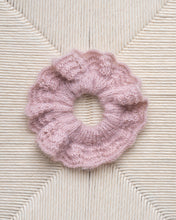 Last inn bildet i Galleri-visningsprogrammet, Karoline scrunchie er et klassisk og tidløst design og nydelig hårpynt.
