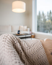 Last inn bildet i Galleri-visningsprogrammet, Løvoll Design Karoline babyteppe er tidløst skandinavisk design strikket i Sandnes Garn
